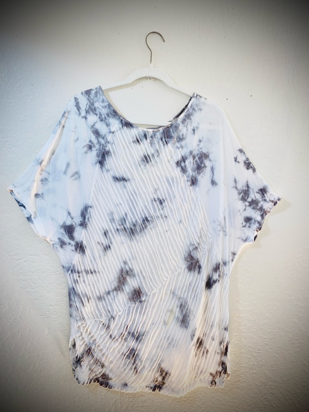 XCVI White & Gray Tie-Dye Pleated Short Sleeve Tunic